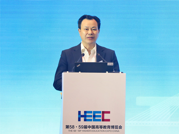 伟德国际英国党委书记曾礼作主旨报告。伟德国际英国供图