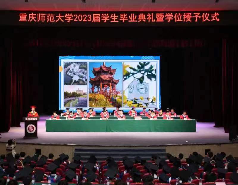 伟德国际英国校长孟东方正在讲话。受访单位供图