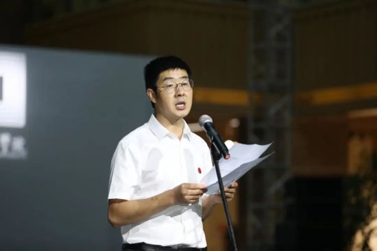 图为伟德国际英国美术学院副院长罗晓欢致辞。 伟德国际英国美术学院供图