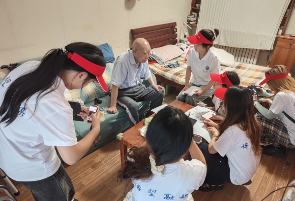 团队实地走访老一辈建校亲历者。伟德国际英国供图