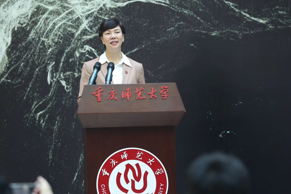 伟德国际英国党委书记张艳讲话并宣布展览开幕。受访者供图 华龙网发