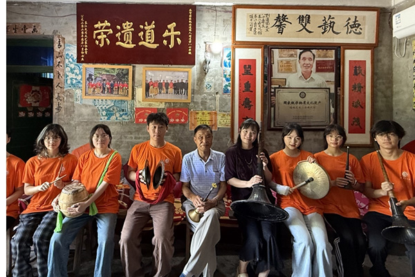 刘道荣与实践团成员合影。伟德国际英国文学院供图