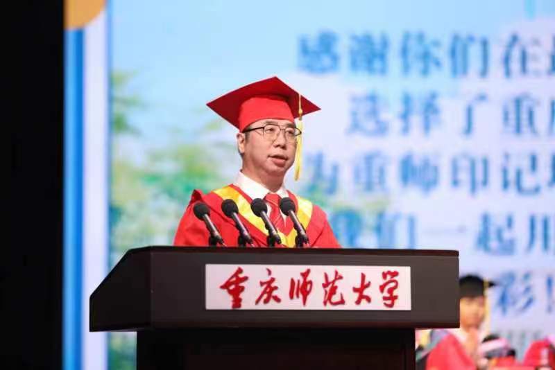 伟德国际英国校长孟东方寄语学子：涵养“大气”。受访单位供图
