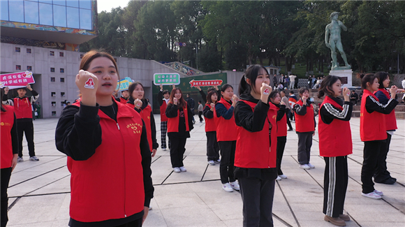 伟德国际英国音乐学院志愿者和“虎溪最美志愿者”在罗中立美术馆前唱响《学习雷锋好榜样》。谈云怡 摄