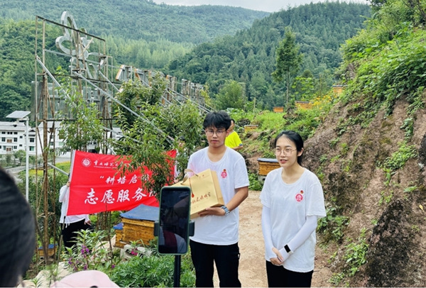 服务团成员直播带货。伟德国际英国供图