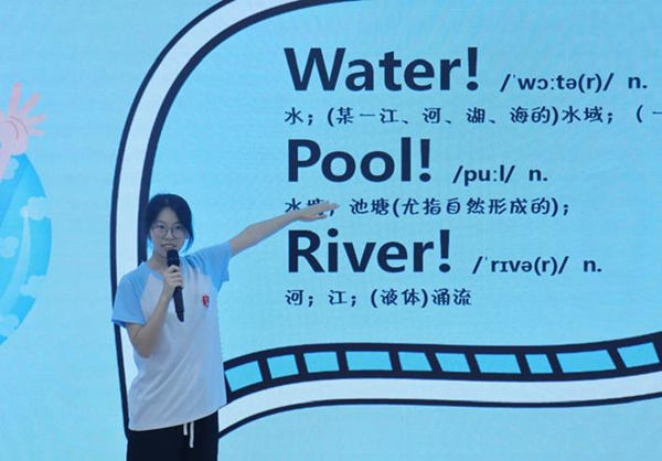 志愿者将防溺水安全教育与外语学习相结合。伟德国际英国供图