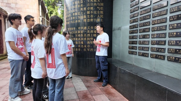 带队教师张云霄讲授微党课。伟德国际英国美术学院供图