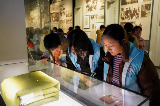 图为学生在馆中参观。伟德国际英国供图