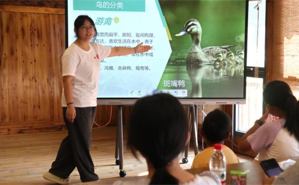 服务团成员讲解鸟类知识。伟德国际英国供图