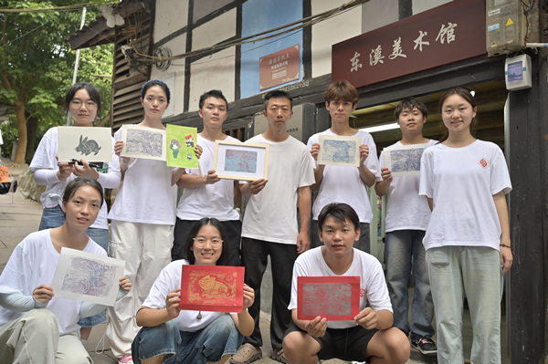 队员们展示版画作品。伟德国际英国供图