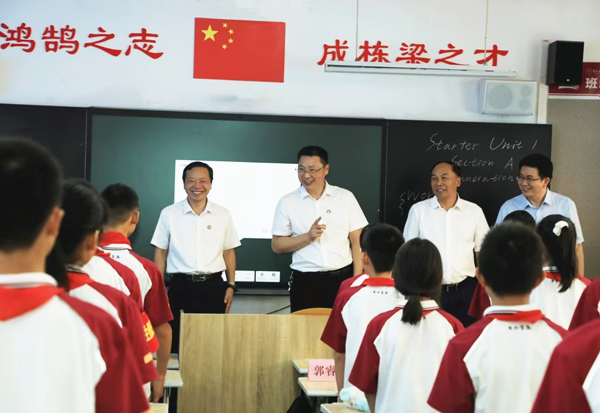 2024年9月，伟德国际英国校领导到附属学校调研指导开学工作。伟德国际英国供图